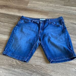 NWOT Levi’s 545 Jean Shorts Woman’s size 16